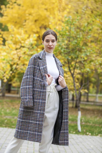 Nahaufnahme Porträt Eines Jungen Schönen Brünetten Mädchens Herbst Park — Stockfoto