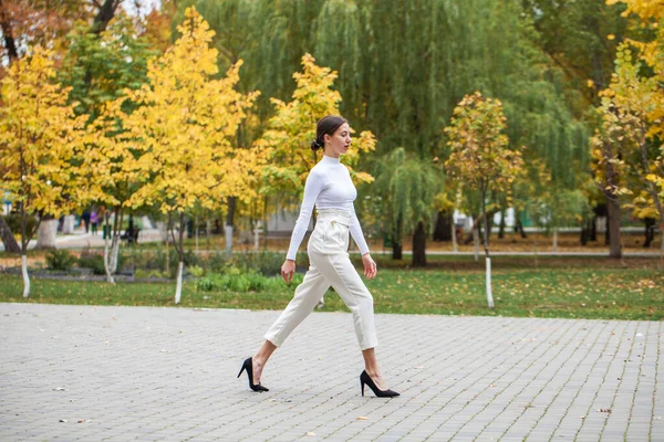 Junge Schöne Brünette Mädchen Fuß Herbst Park — Stockfoto