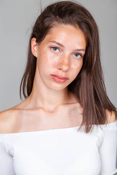 Retrato Menina Bonita Jovem Estúdio Isolado Fundo Cinza — Fotografia de Stock