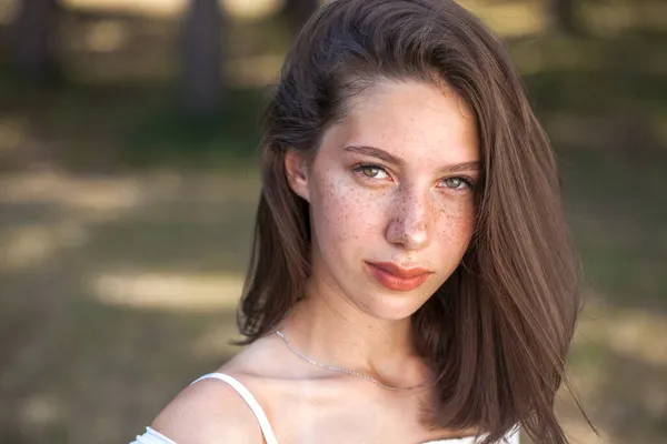 Retrato Uma Jovem Linda Menina Cabelos Castanhos Com Sardas Seu — Fotografia de Stock