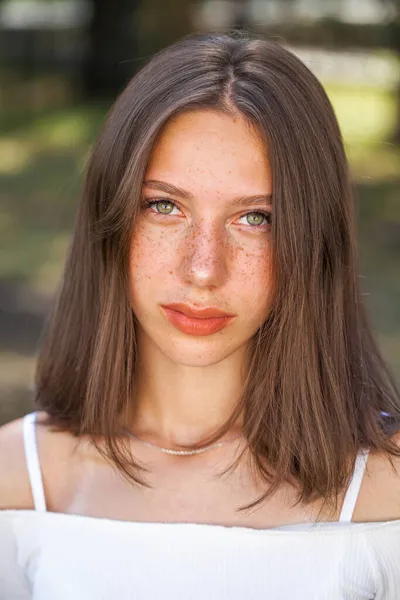 Retrato Una Joven Hermosa Morena Con Pecas Cara —  Fotos de Stock