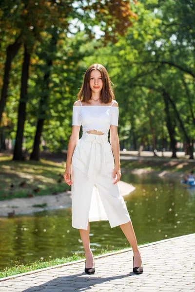 Retrato Cuerpo Entero Una Joven Hermosa Con Una Falda Blanca — Foto de Stock