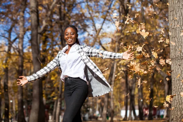 Портрет Молодой Красивой Брюнетки Позирующей Осеннем Парке — стоковое фото
