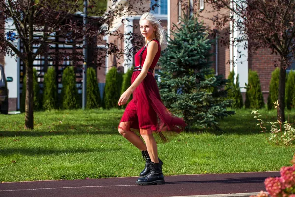 Portrait Jeune Femme Blonde Robe Rouge — Photo