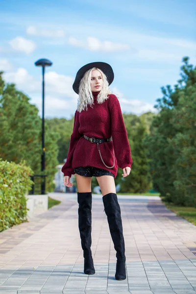 Full Length Portrait Young Blonde Woman Posing Autumn Street — Stock Photo, Image