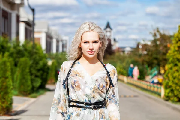Närbild Porträtt Ung Blond Kvinna Vit Klänning — Stockfoto