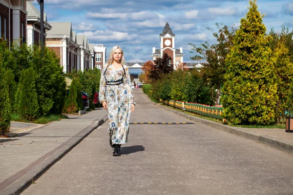 Fullständigt Porträtt Ung Blond Kvinna Poserar Höstgatan — Stockfoto