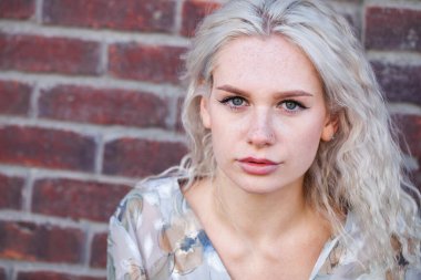 Açık havada yaz mevsiminde genç, sarışın bir kadının portresi.