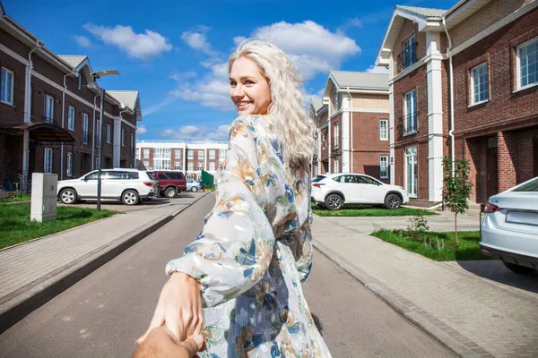 Följ Mig Glad Ung Blond Kvinna Vita Blommor Klänning — Stockfoto