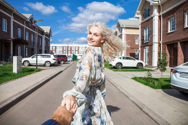 Siga Jovem Loira Feliz Vestido Flores Brancas — Fotografia de Stock