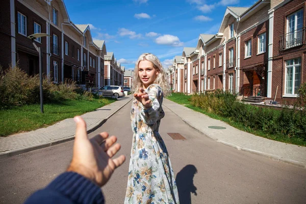 Sígueme Feliz Joven Rubia Vestido Flores Blancas —  Fotos de Stock