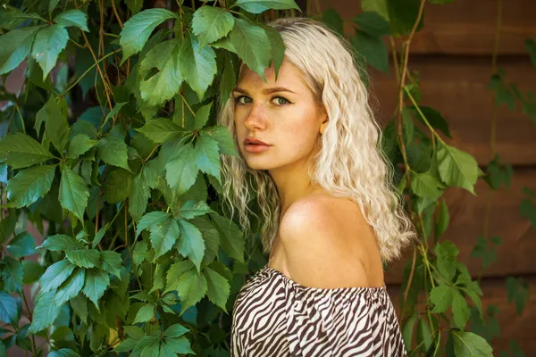 Porträt Einer Jungen Blonden Frau Posiert Auf Einem Hölzernen Wandhintergrund — Stockfoto