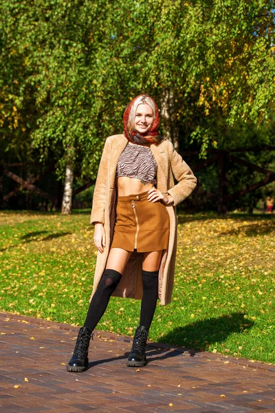Young Stylish Blonde Girl Beige Coat Walks Autumn Park — ストック写真