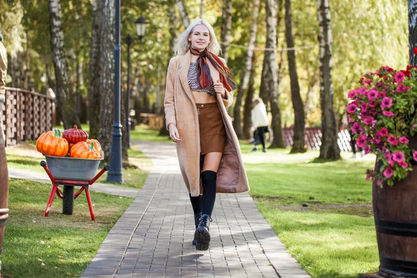Young Stylish Blonde Girl Beige Coat Walks Autumn Park — ストック写真
