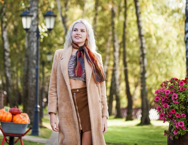 Ung Stilfuld Blondine Pige Beige Frakke Går Efteråret Park - Stock-foto