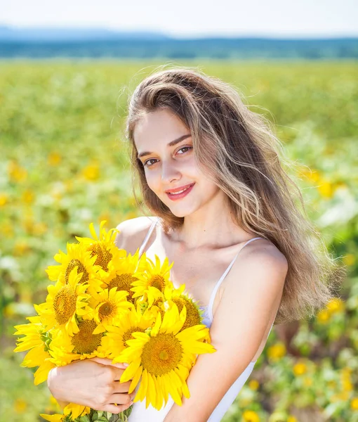 Porträt Eines Jungen Schönen Mädchens Mit Einem Strauß Sonnenblumen — Stockfoto