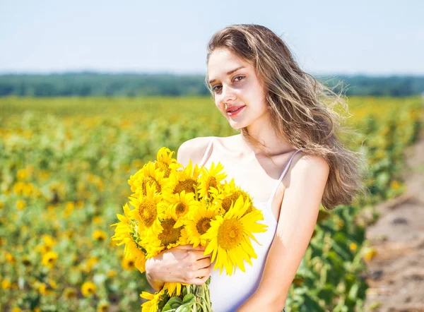 Retrato Uma Jovem Menina Bonita Com Buquê Girassóis — Fotografia de Stock