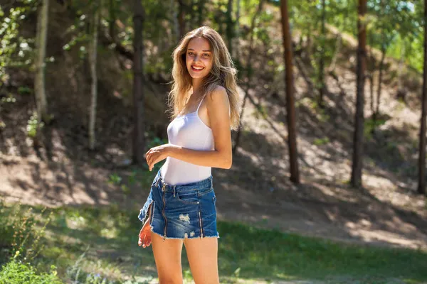 Retrato Uma Jovem Menina Bonita Posando Floresta — Fotografia de Stock