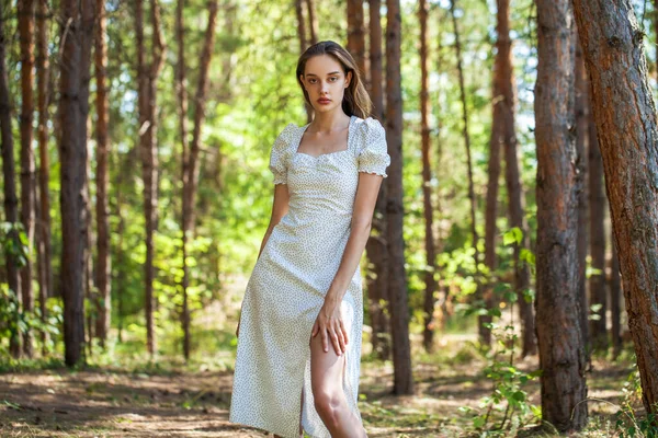 Retrato Uma Jovem Menina Bonita Posando Floresta — Fotografia de Stock