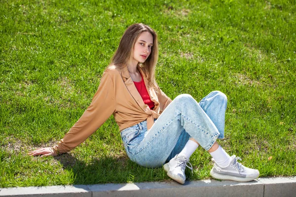 Ganzkörperporträt Eines Jungen Schönen Blonden Mädchens Blauen Jeans Sommerpark Freien — Stockfoto