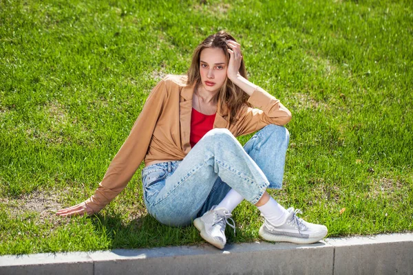 Portret Pięknej Blondynki Niebieskich Dżinsach Letni Park Świeżym Powietrzu — Zdjęcie stockowe