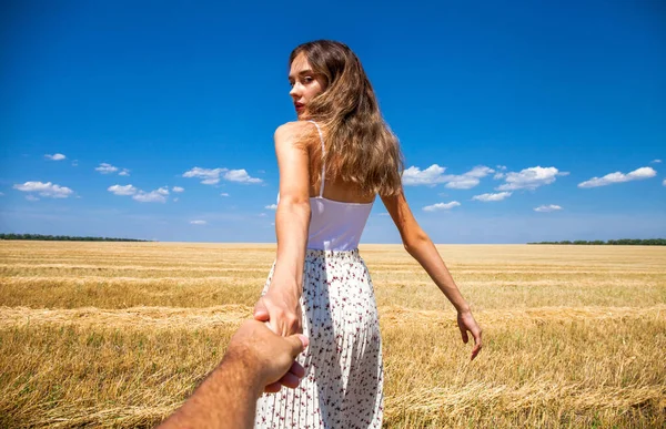 私に従ってください 若い美しいブロンドの女性が小麦畑にポーズ — ストック写真