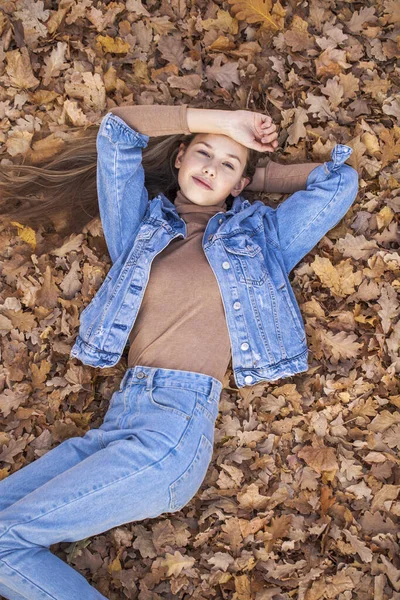 Widok Góry Portret Pięknej Młodej Dziewczyny Tle Jesiennych Żółtych Liści — Zdjęcie stockowe