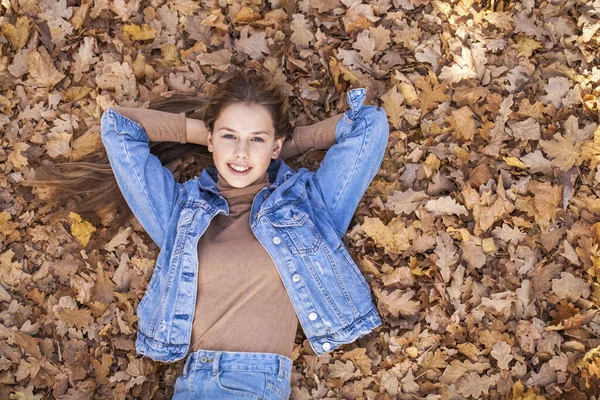 Widok Góry Portret Pięknej Młodej Dziewczyny Tle Jesiennych Żółtych Liści — Zdjęcie stockowe