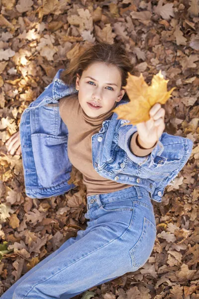 Horní Pohled Portrét Krásné Mladé Dívky Pozadí Podzimní Žluté Listy — Stock fotografie