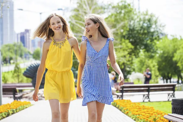 Δύο Χαρούμενες Φίλες Καλοκαιρινά Φορέματα Περπατούν Στο Δρόμο Ηλιόλουστο Καιρό — Φωτογραφία Αρχείου