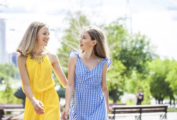 Duas Namoradas Alegres Vestidos Verão Estão Andando Rua Tempo Ensolarado — Fotografia de Stock