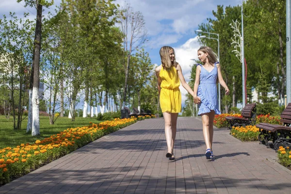 Dos Novias Alegres Vestidos Verano Están Caminando Calle Tiempo Soleado — Foto de Stock