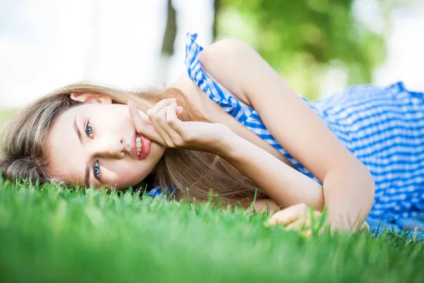 Joven Hermosa Chica Rubia Encuentra Césped Parque Verano Aire Libre —  Fotos de Stock