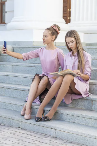Dvě Mladé Studentky Růžových Šatech Sedí Schodech — Stock fotografie