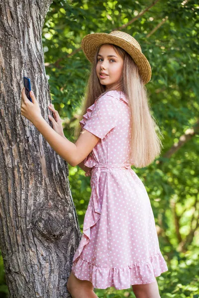 Portret Młodej Pięknej Dziewczyny Letniej Sukience Pozującej Cieniu Dębu — Zdjęcie stockowe