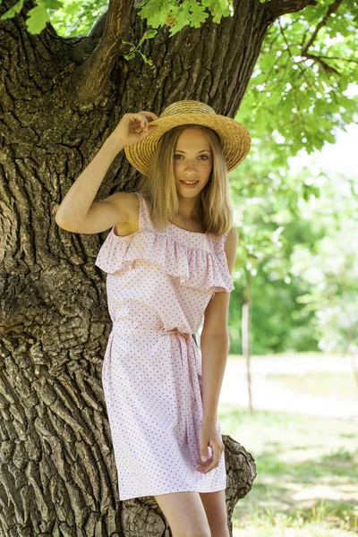 Портрет Молодої Красивої Дівчини Літній Сукні Позує Тіні Дуба — стокове фото