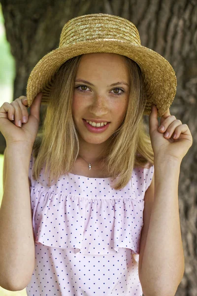 Retrato Una Joven Hermosa Vestido Verano Posando Sombra Roble — Foto de Stock