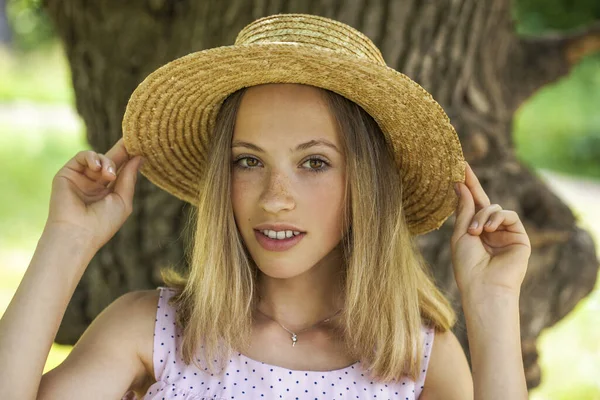 Ritratto Una Giovane Ragazza Con Cappello Paglia — Foto Stock