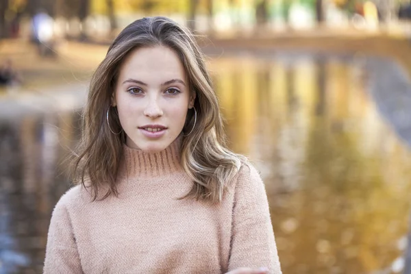 Cabelo Encaracolado Penteado Retrato Uma Jovem Menina Bonita Parque Outono — Fotografia de Stock