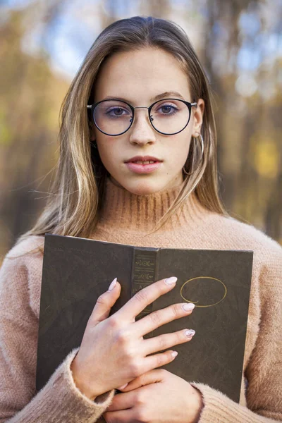 Hermosa Joven Con Libro Sienta Banco Parque Otoño — Foto de Stock