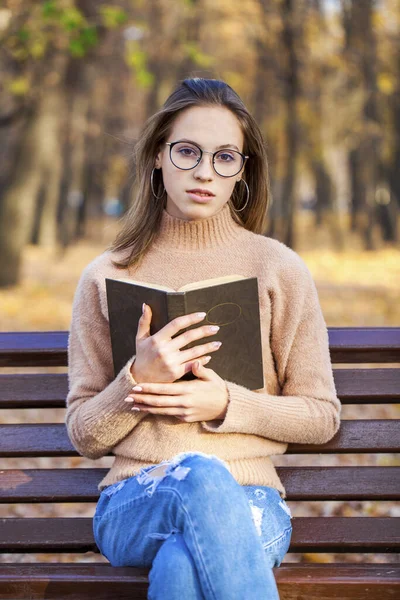 Hermosa Joven Con Libro Sienta Banco Parque Otoño — Foto de Stock