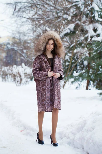 全长肖像的年轻美丽优雅的黑发妇女穿着毛皮大衣 时尚女孩在街上散步冬天 — 图库照片