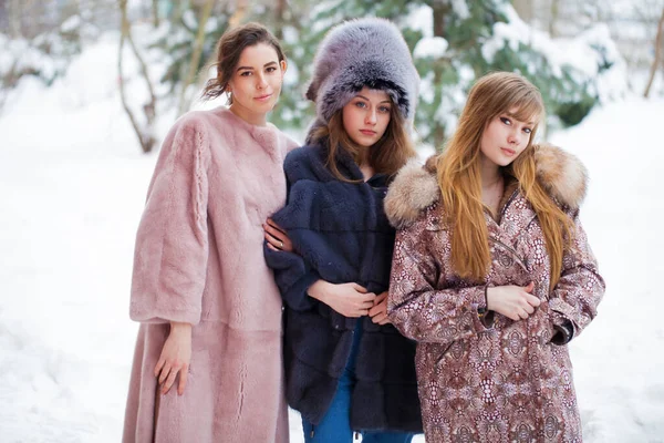 Three Fashion Models Fur Coat Full Length Portrait Young Beautiful — Stock Photo, Image