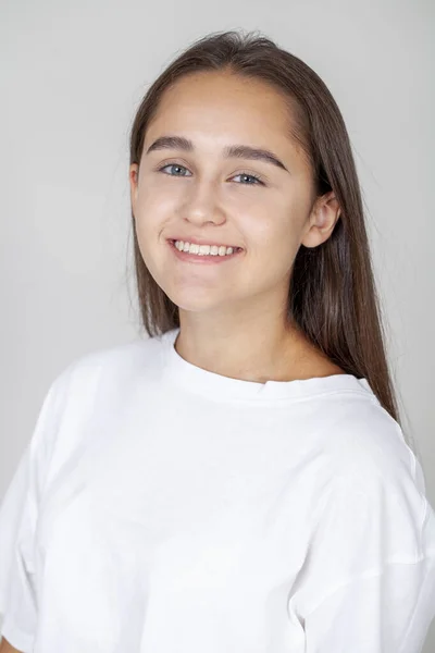 Close Retrato Uma Jovem Bela Mulher Morena Feliz Isolado Fundo — Fotografia de Stock