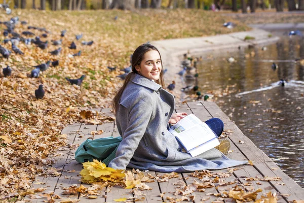 Joven Hermosa Colegiala Sentada Parque Otoño Con Libro Texto — Foto de Stock