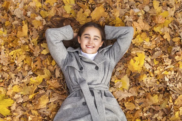 Porträt Einer Jungen Schönen Frau Die Herbstblättern Liegt — Stockfoto