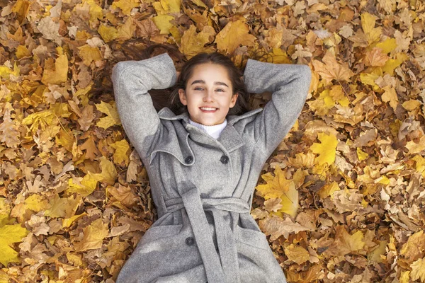 Портрет Молодої Красивої Жінки Лежить Осінньому Листі — стокове фото