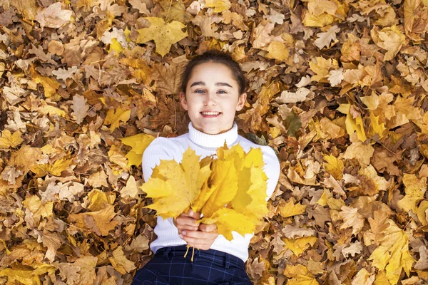 Top Widok Portret Młodej Pięknej Kobiety Leżącej Jesiennych Liściach — Zdjęcie stockowe
