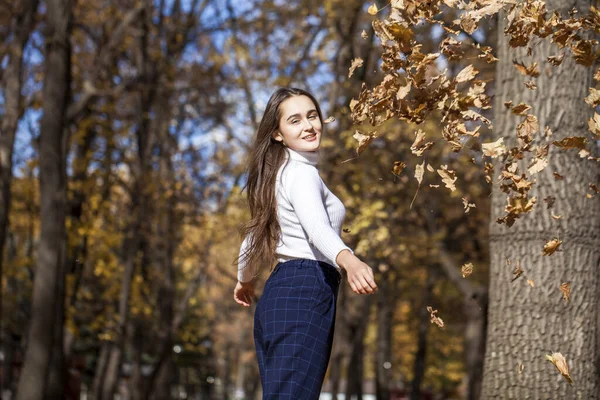 Ritratto Ravvicinato Una Giovane Bella Donna Bruna Nel Parco Autunnale — Foto Stock