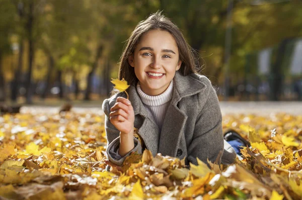 Ritratto Ravvicinato Una Giovane Bella Donna Bruna Nel Parco Autunnale — Foto Stock